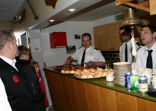 Robert, Benny og Lars er klar til at yde den gode UFB service - med hjemmebagte boller og kager!
